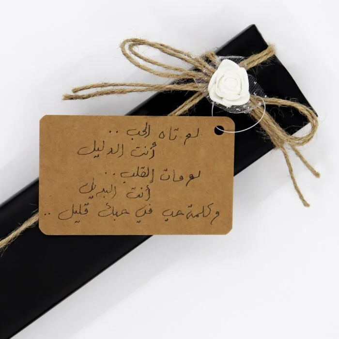 تغليف هدية باللون الاسود وشريطة بنية مقتنياتي 4