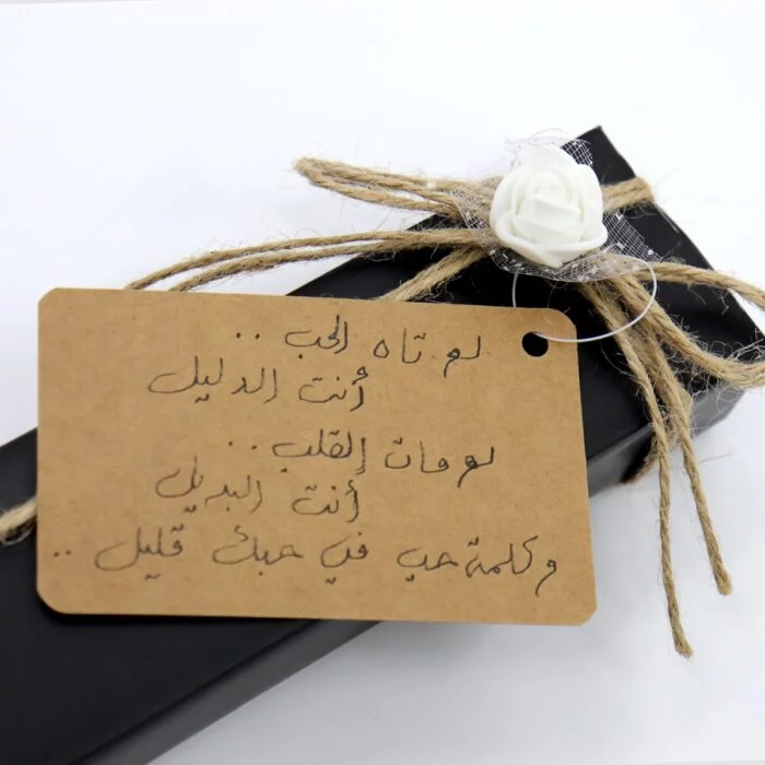 تغليف هدية باللون الاسود وشريطة بنية مقتنياتي 5