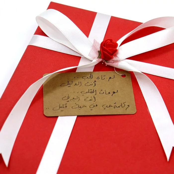 تغليف هدية باللون الاحمر وشريطة بيضاء مقتنياتي 6